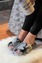 Load image into Gallery viewer, Ultra Fuzzy Camo House Shoes
