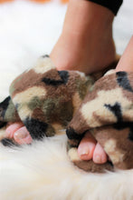 Load image into Gallery viewer, Ultra Fuzzy Camo House Shoes
